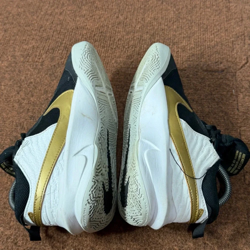 B+ Nike Team Hustle D 10 GS Black Gold White Basketball Shoes CW6735-002 Size 5Y